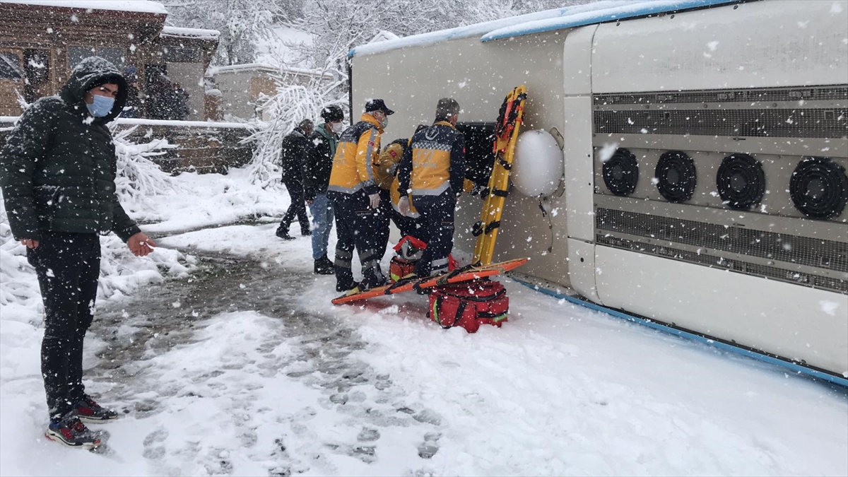 Zonguldak'ta yolcu otobüsü devrildi: Yaralılar var