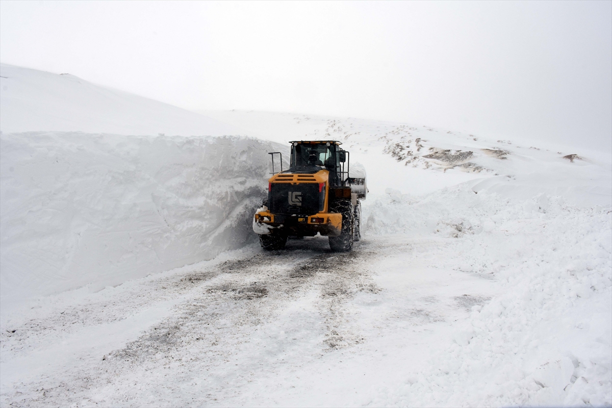 Kar kalınlığı 5 metreye ulaştı: 'Kar kaplanları'nın zorlu mücadelesi