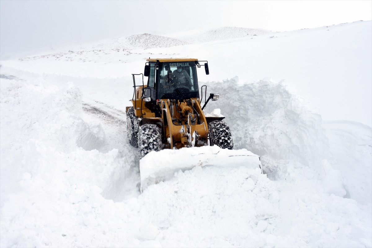 Kar kalınlığı 5 metreye ulaştı: 'Kar kaplanları'nın zorlu mücadelesi