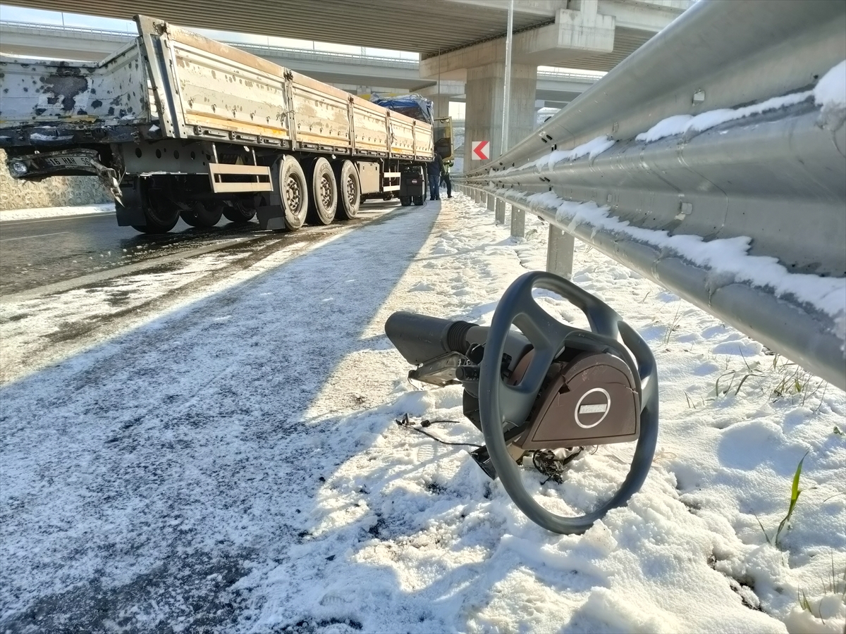 Kocaeli’de midibüs ile tır çarpıştı: Biri ağır 10 yaralı