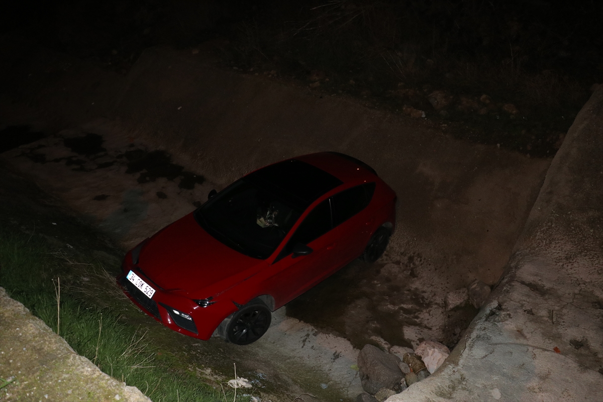 İzmir'de polisten kaçan 14 yaşındaki sürücü otomobil ile dereye düştü