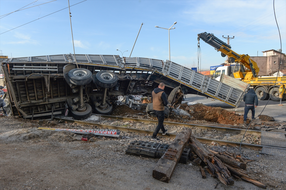 Kahramanmaraş’ta yük treni ile tır çarpıştı