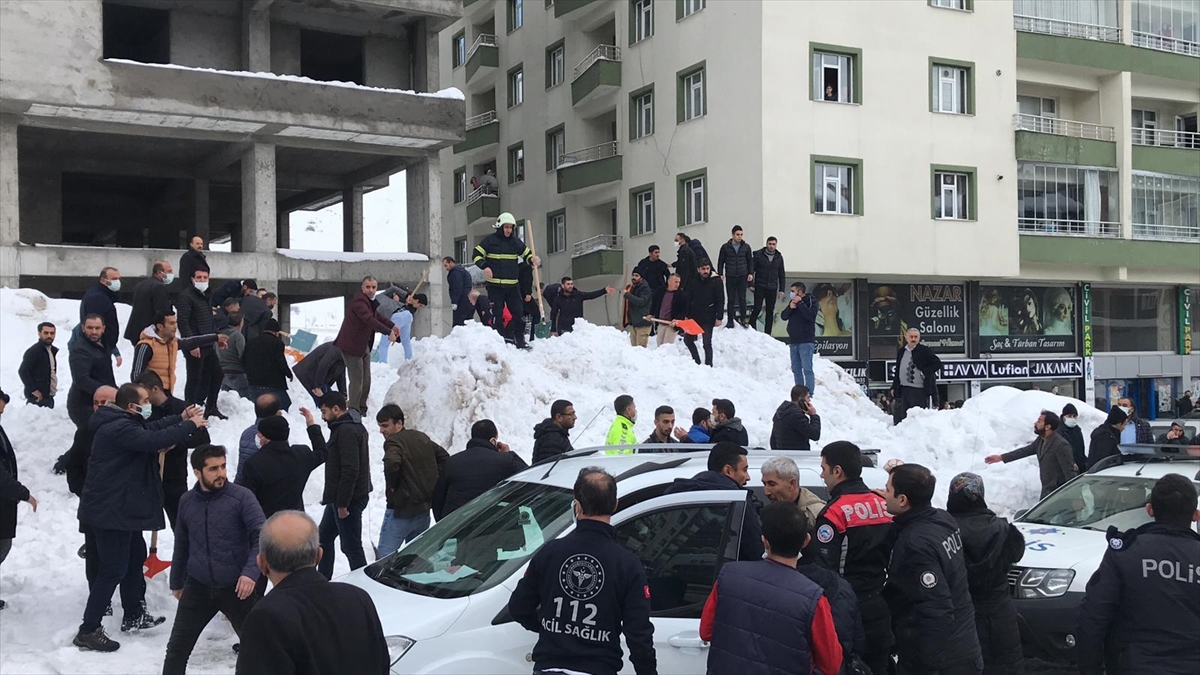 Bitlis'te çatıdan tonlarca kar kütlesi düştü: 3 çocuk yaralı