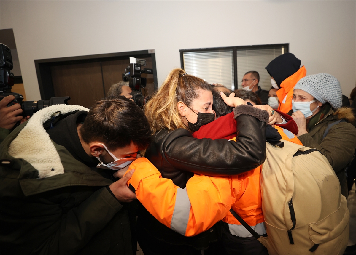 Kurtarılan 15 gemici İstanbul'a geldi