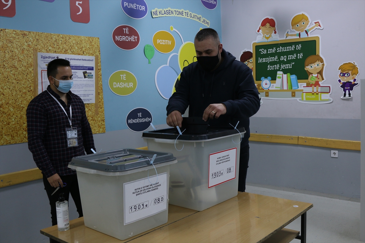 Kosova'da halk erken genel seçim için sandık başında