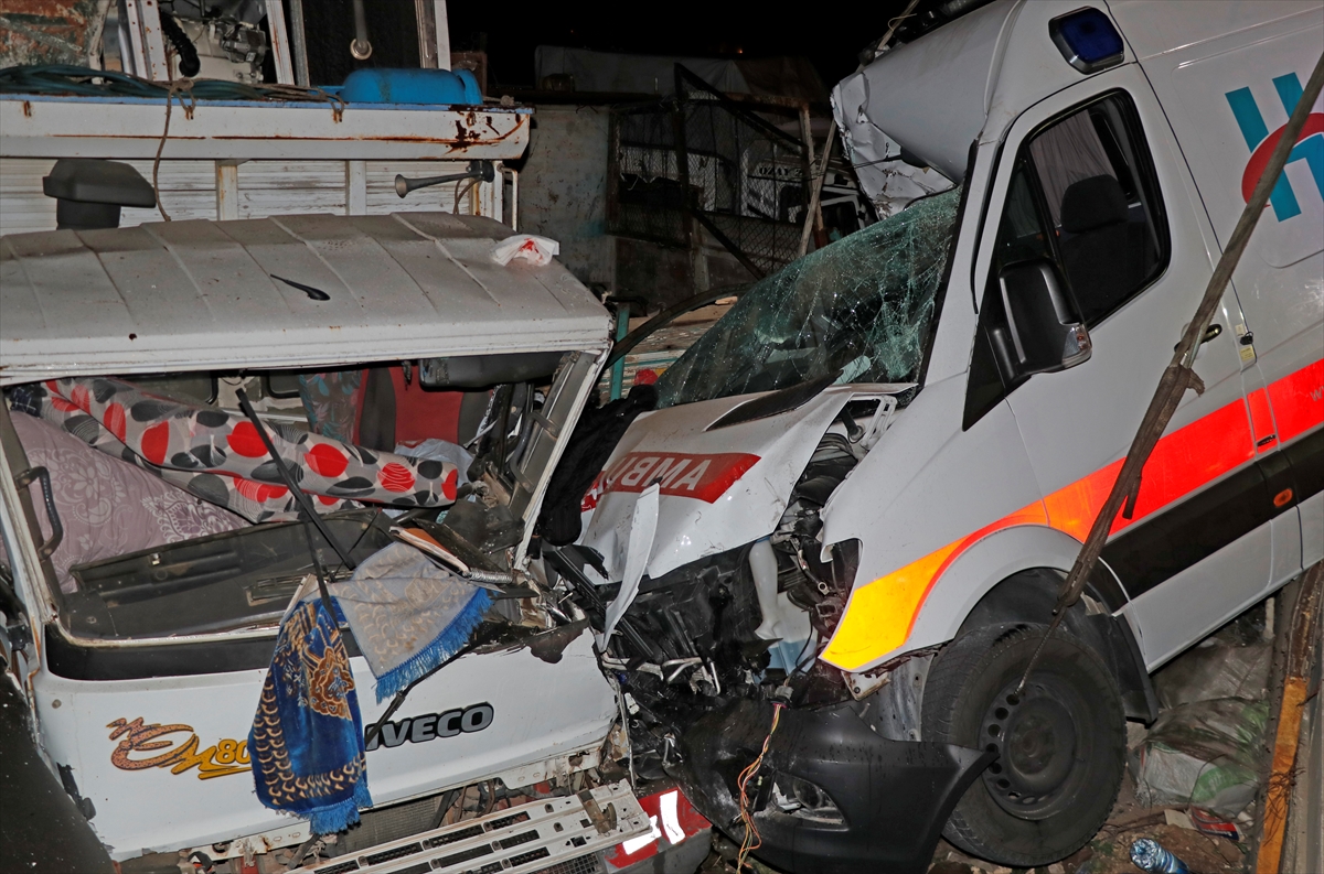 Fethiye'de park halindeki kamyonlara çarpan ambulanstaki 3 sağlık çalışanı yaralandı