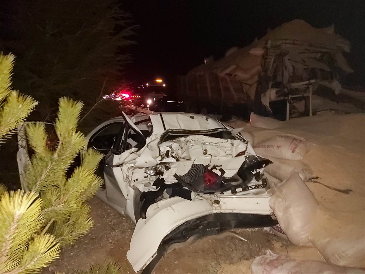 Kaza yapan aracı görünce duran otomobil ve tıra kamyon çarptı: 1 ölü, 2 yaralı