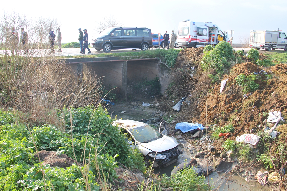 Hatay'da minibüsle çarpışan otomobil dereye devrildi: 3 ölü, 2 yaralı