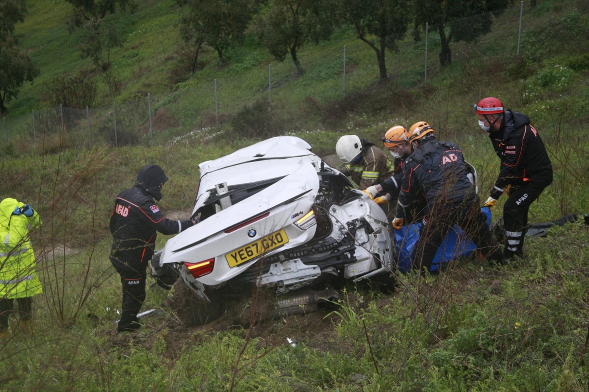 Bursa'da otoyolda bariyerlere çarparak devrilen otomobilin sürücüsü öldü