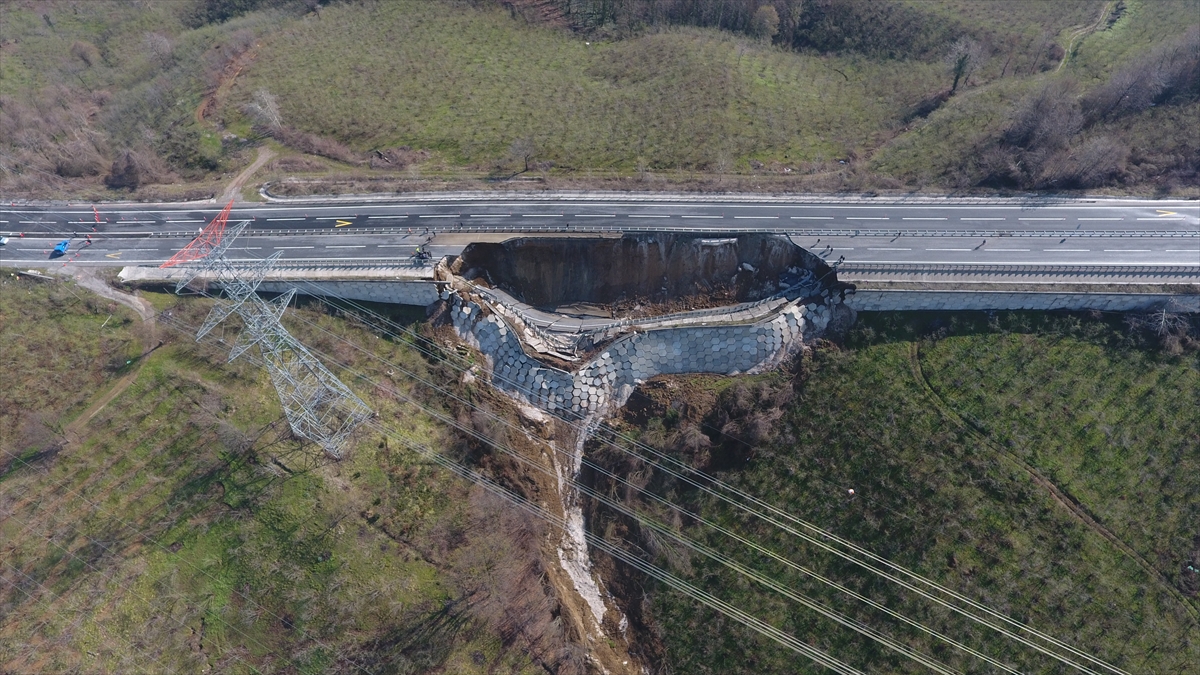 Batı Karadeniz bağlantı yolunda heyelan meydana geldi