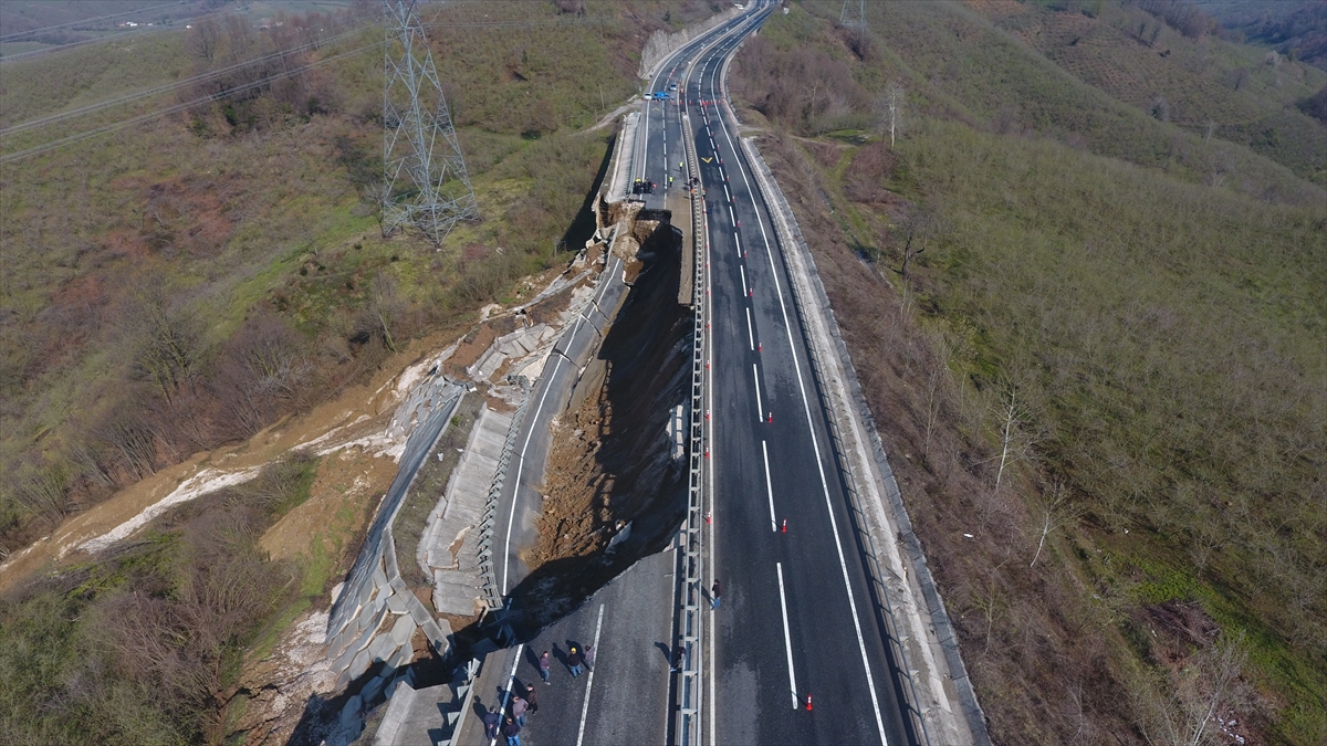 Batı Karadeniz bağlantı yolunda heyelan meydana geldi