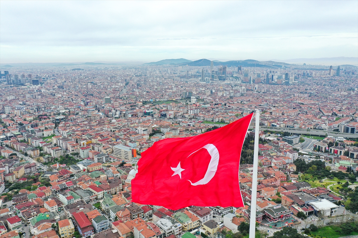 Çamlıca'da dev Türk bayrağı göndere çekildi