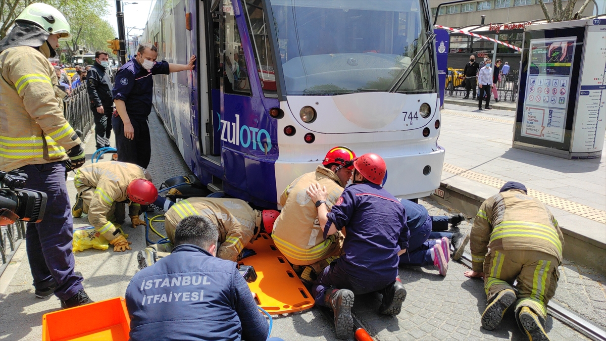 Yolun karşısına geçmek isterken tramvayın altında kaldı