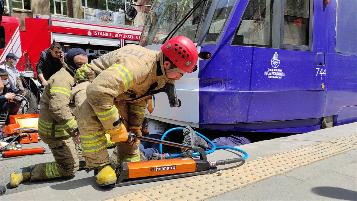 Yolun karşısına geçmek isterken tramvayın altında kaldı