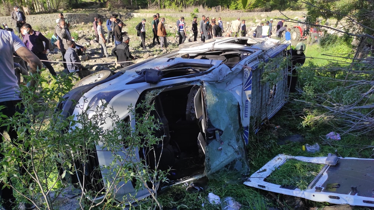 Bingöl'de minibüs şarampole uçtu: 15 yaralı