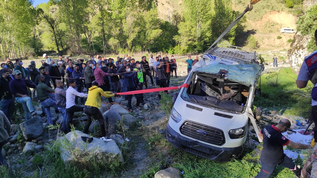 Bingöl'de minibüs şarampole uçtu: 15 yaralı