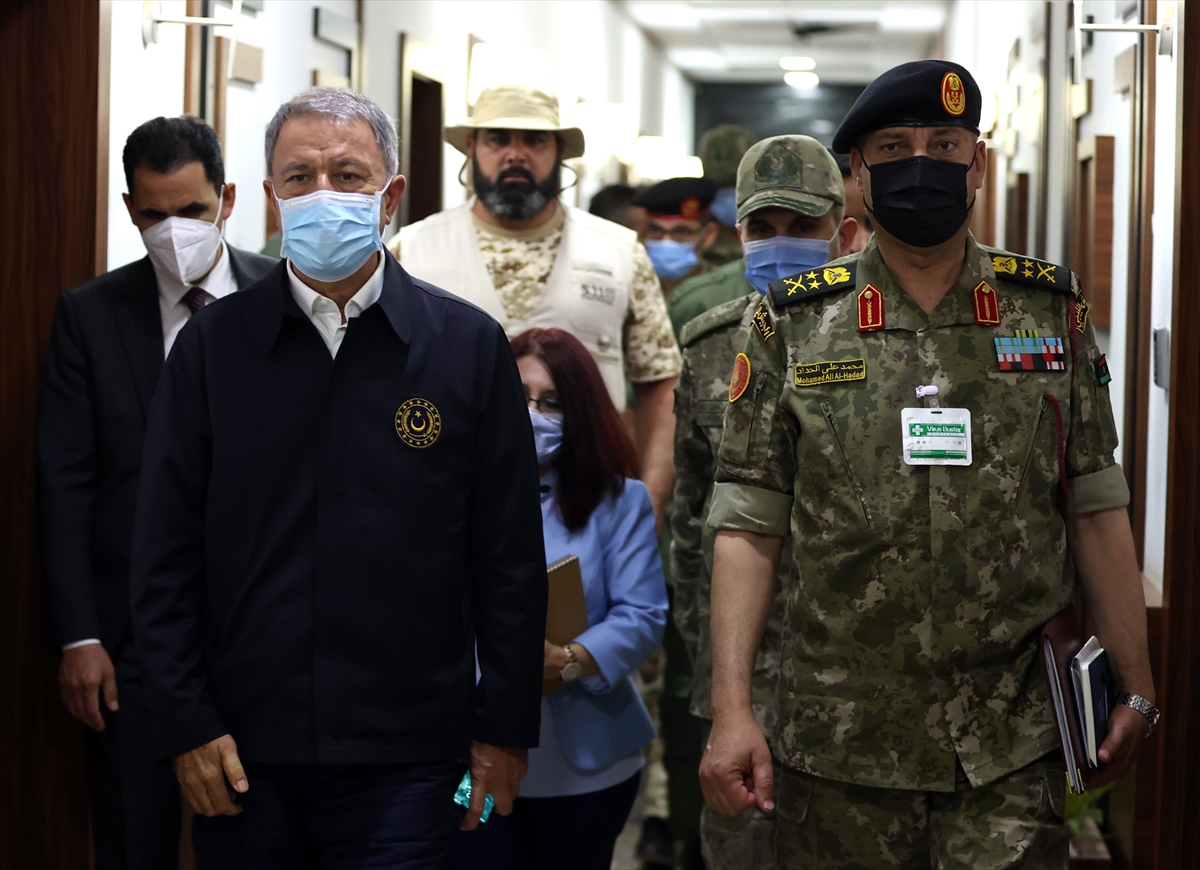 Bakan Akar: Haklı davalarında Libya ile beraberiz