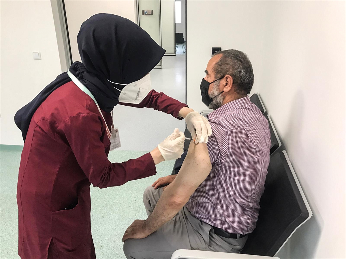 İstanbul'da 40 yaş ve üzeri vatandaşların aşılanması başladı İstanbul'da 40 yaş ve üzeri vatandaşların aşılanması başladı