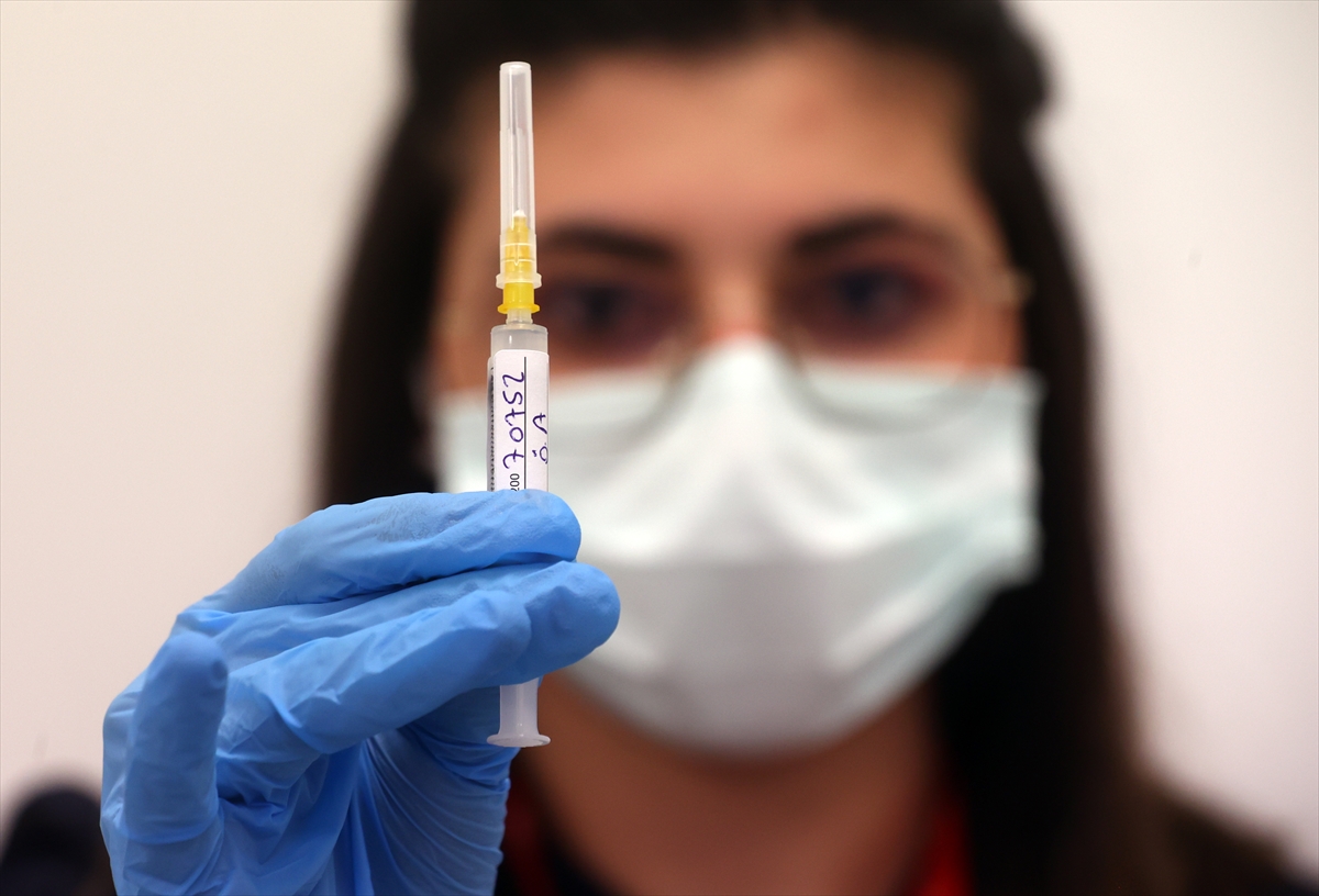 TURKOVAC faz 3 çalışması kapsamında gönüllülere uygulanıyor