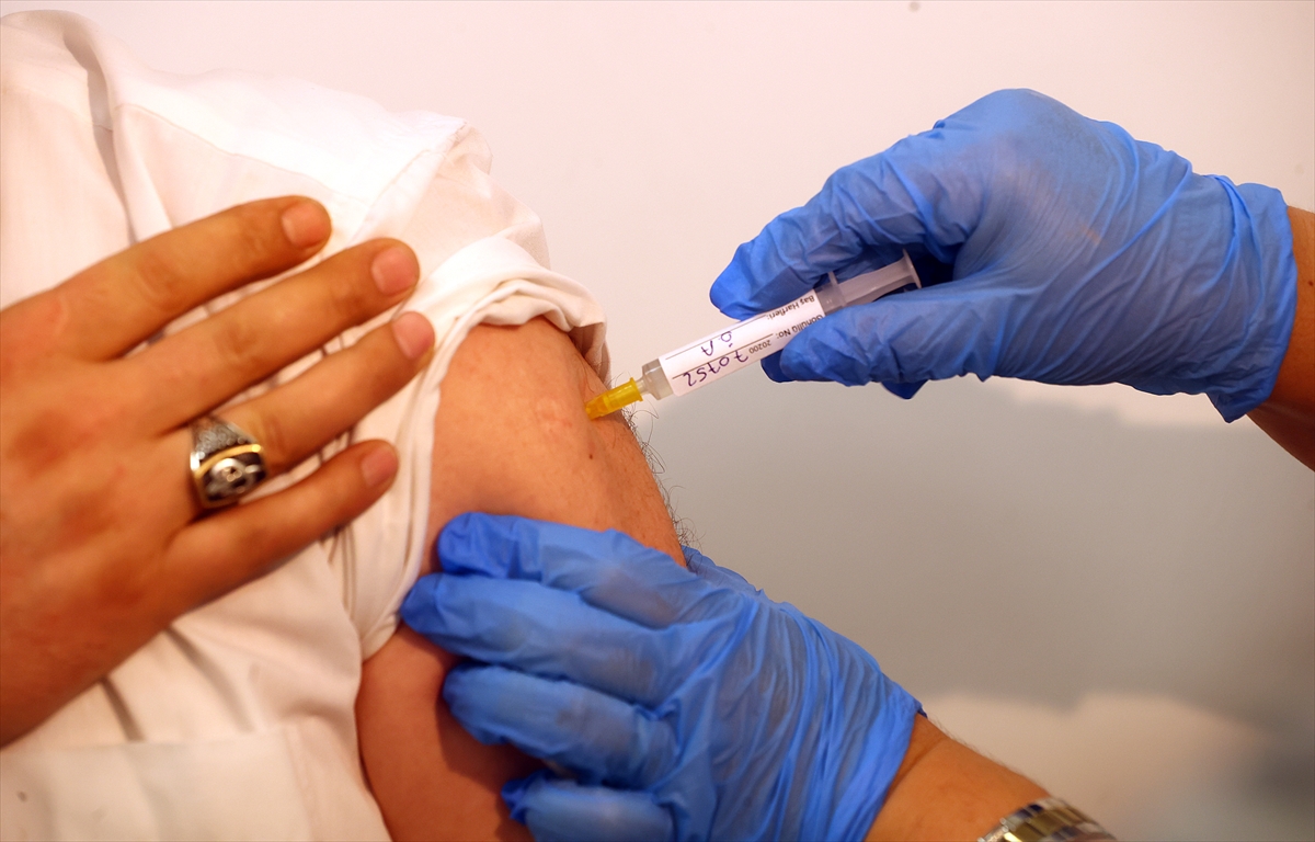 TURKOVAC faz 3 çalışması kapsamında gönüllülere uygulanıyor