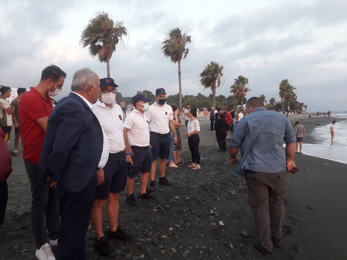Denize giren 2 gençten biri boğuldu, diğeri kayboldu