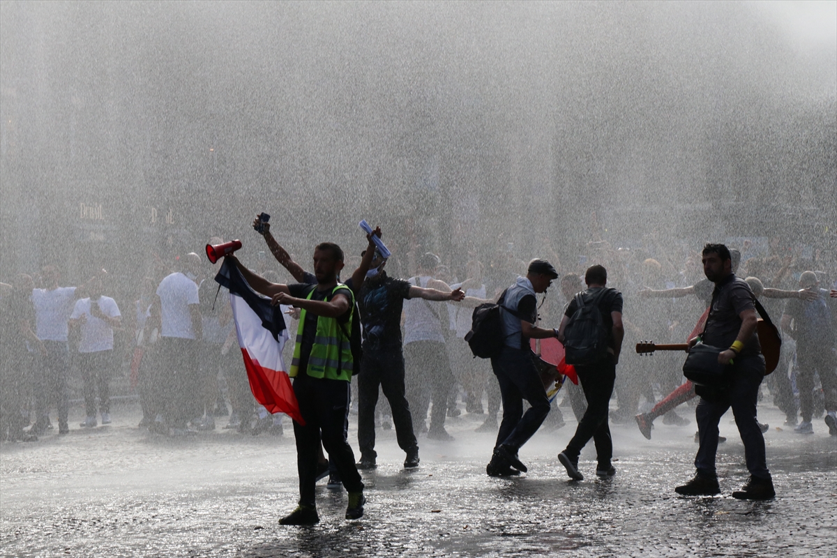Fransa'da aşı karşıtı protesto Fransa'da aşı karşıtı protesto