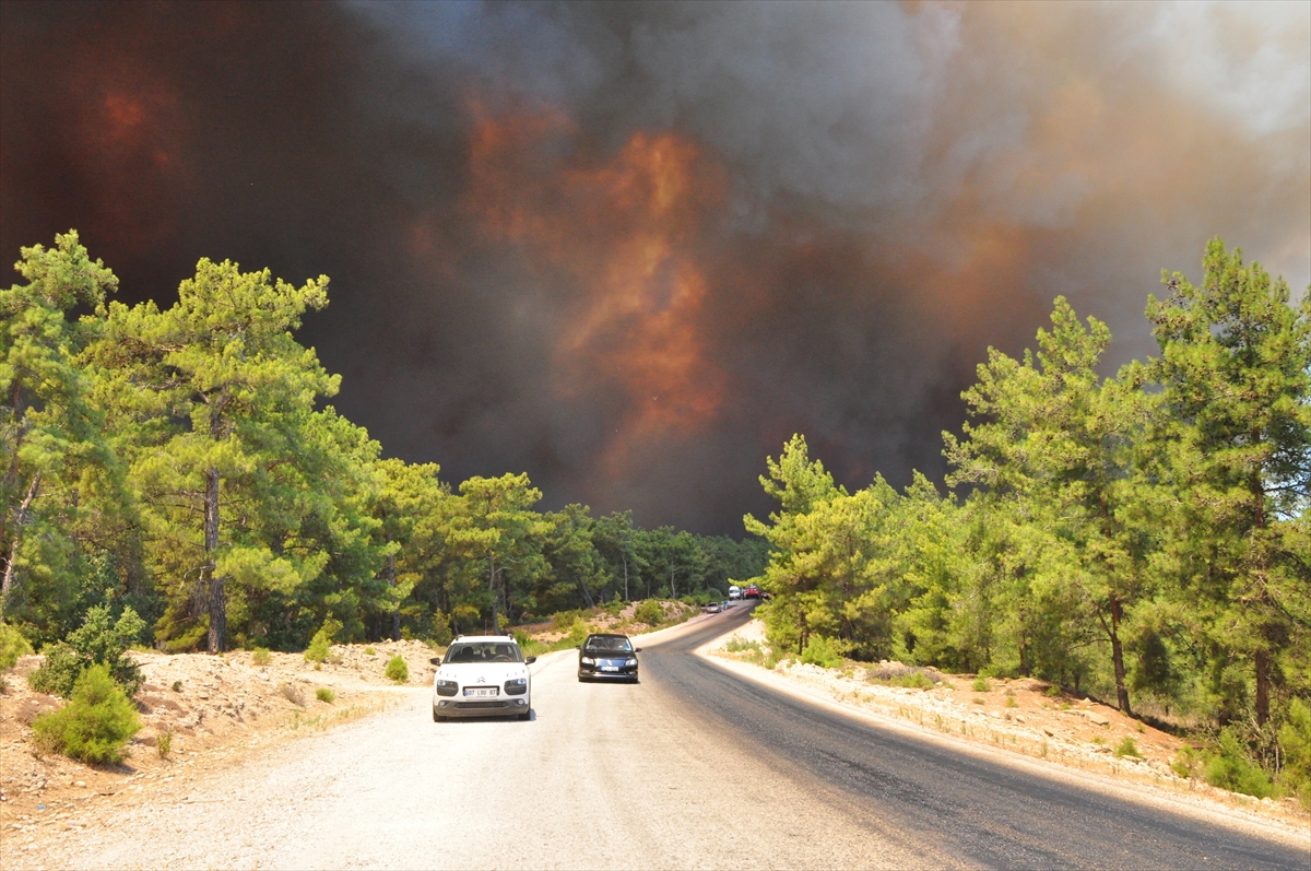 Antalya Manavgat'ta yangın: Yerleşim yerlerine sıçradı