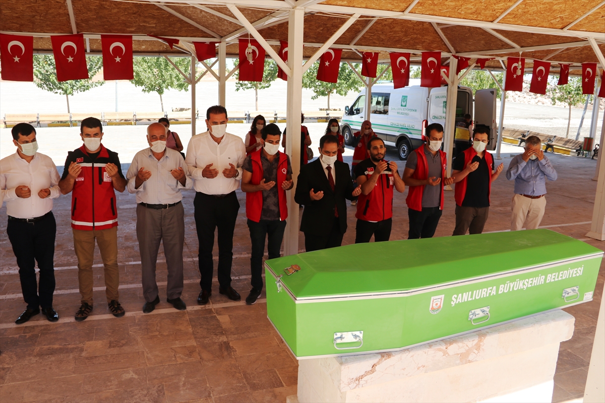 Babası tarafından tinerle yakılmıştı! Cenazesi defnedildi