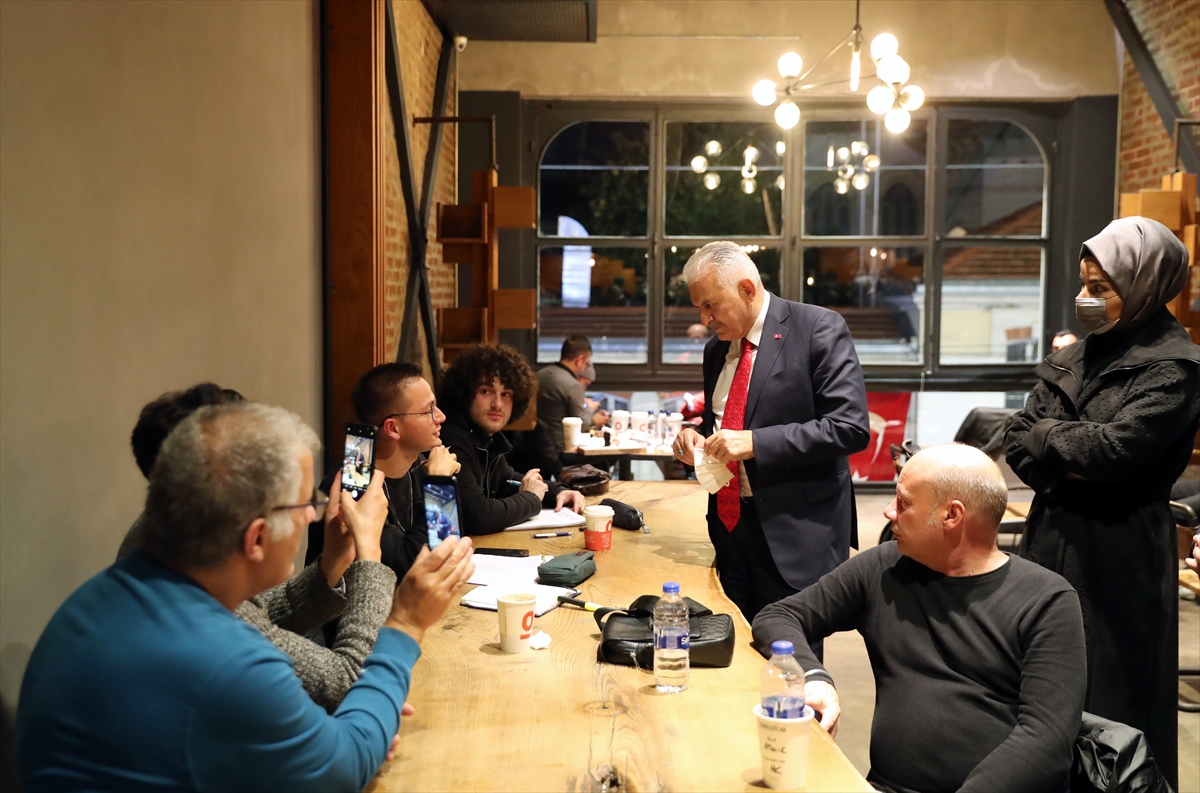Binali Yıldırım ve Mustafa Varank, İstiklal Caddesi'nde gezdi Binali Yıldırım ve Mustafa Varank, İstiklal Caddesi'nde gezdi