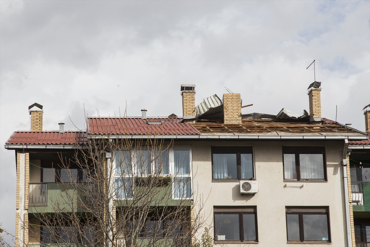 Bosna Hersek'te etkili olan şiddetli rüzgar maddi hasara neden oldu