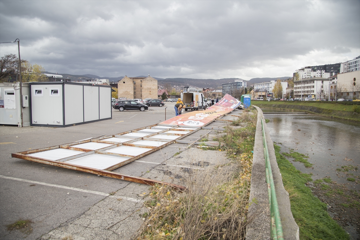 Bosna Hersek'te etkili olan şiddetli rüzgar maddi hasara neden oldu