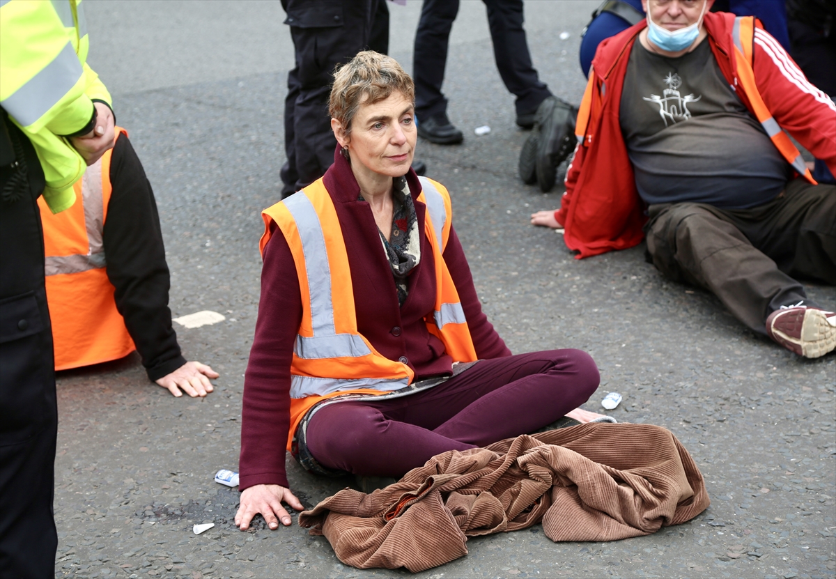 Londra'da çevreci aktivistler parlamentoya giden yolları kapattı