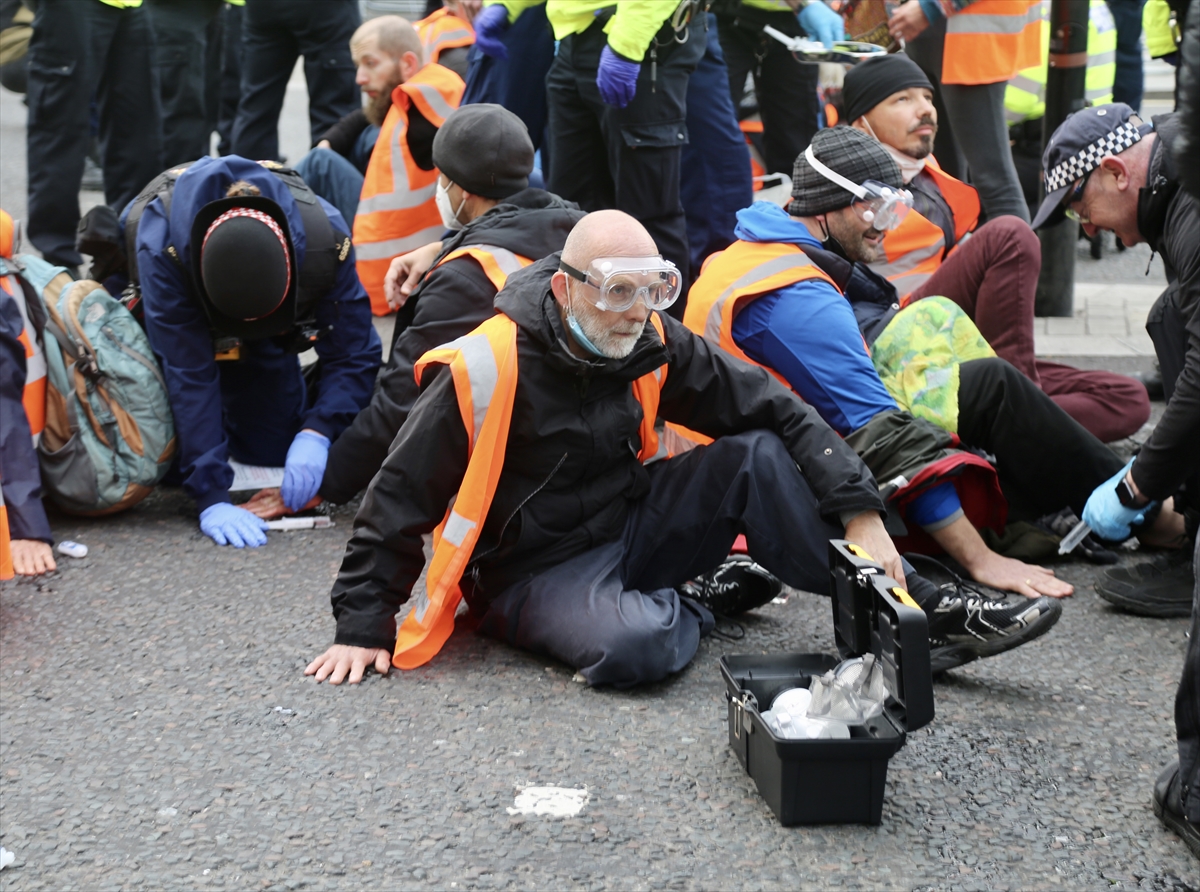 Londra'da çevreci aktivistler parlamentoya giden yolları kapattı