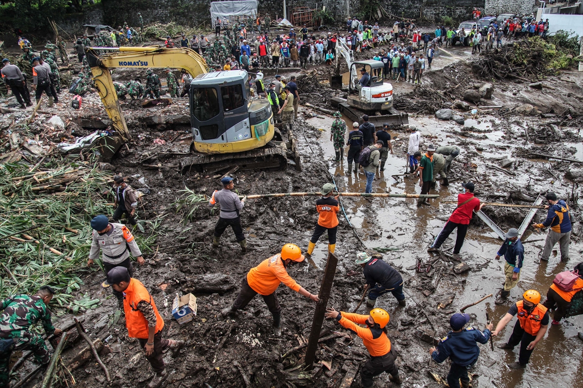 Endonezya’nın Cava Adası’ndaki selde 5 kişi öldü, 4 kişi kayboldu