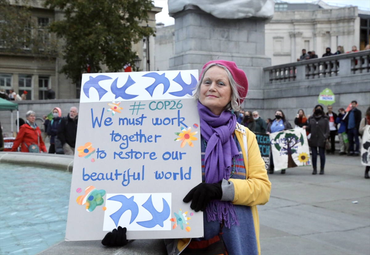 Londra'da on binlerce kişi iklim için yürüdü
