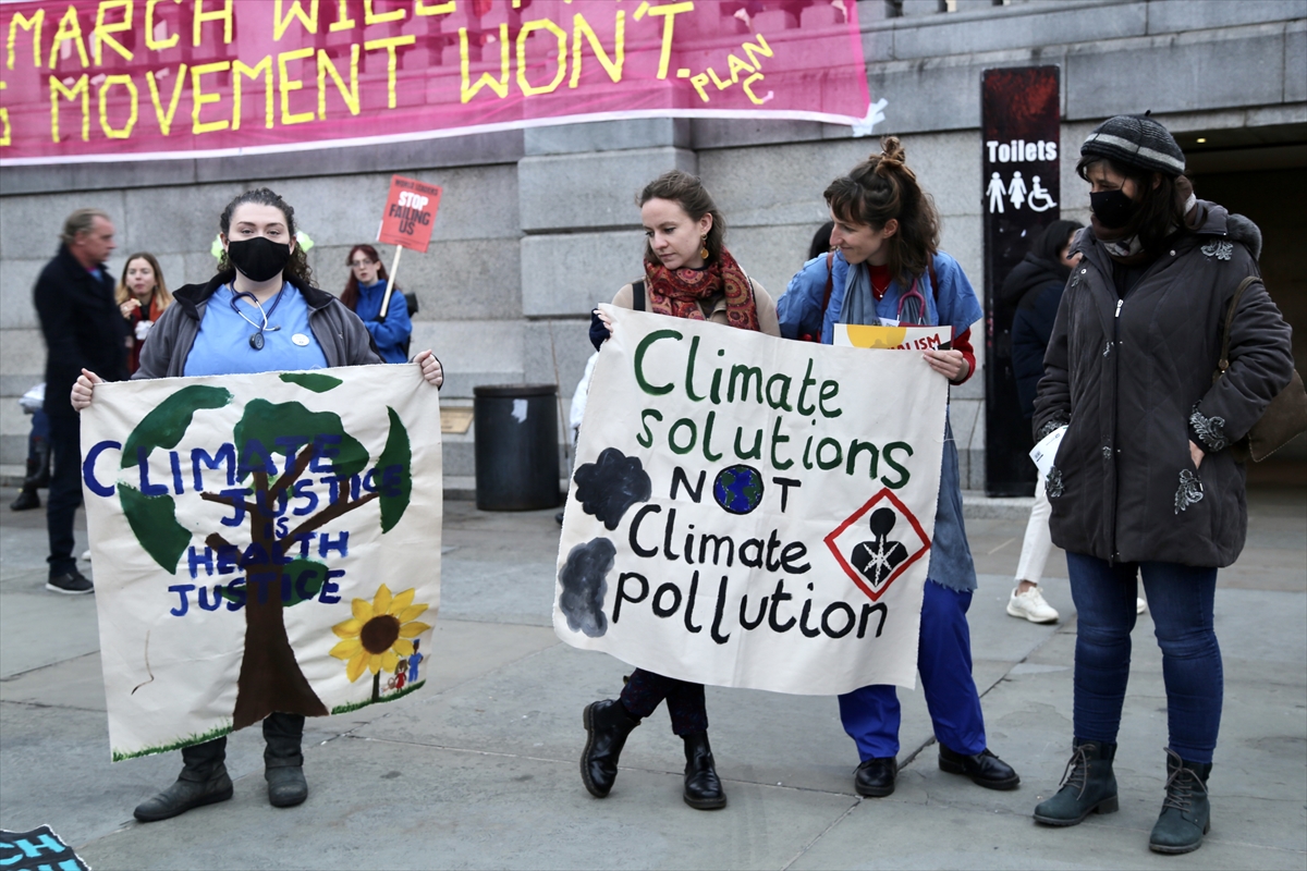 Londra'da on binlerce kişi iklim için yürüdü