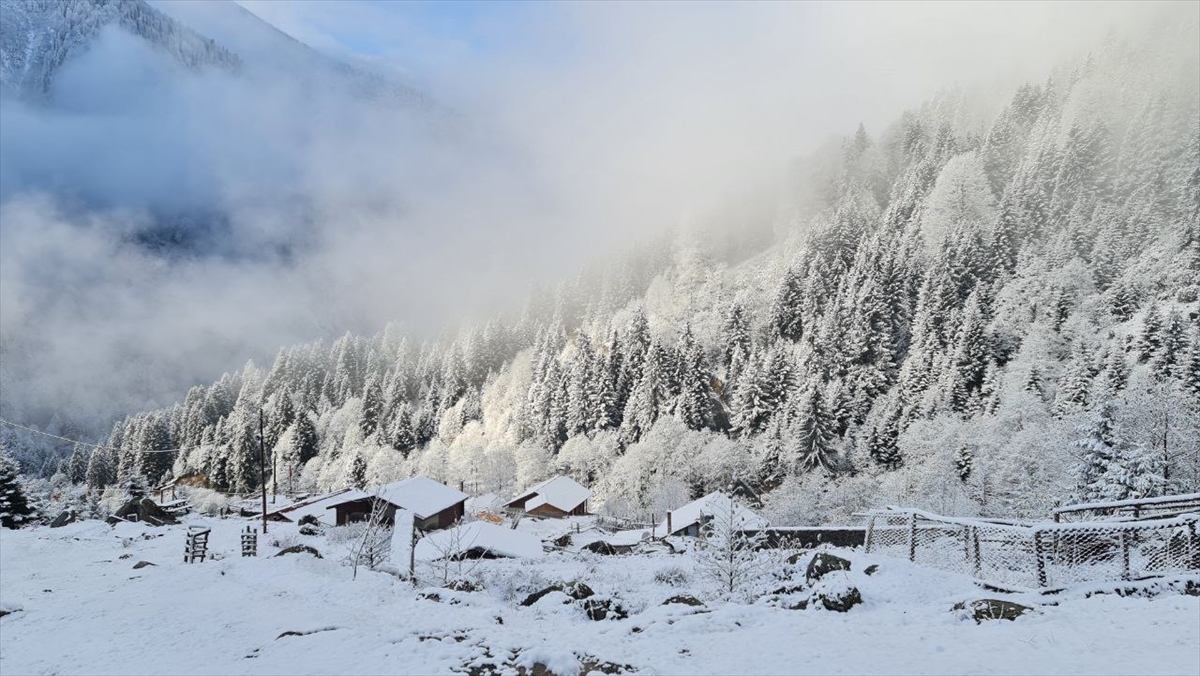 Rize'nin yüksek kesimlerinde kar yağışı etkili oldu Rize'nin yüksek kesimlerinde kar yağışı etkili oldu