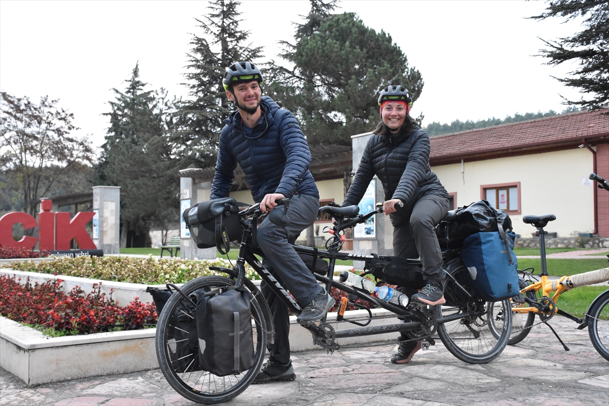 Bisiklet turuna çıkan Fransız çift, Türkiye'de 10 bin kilometre pedal çevirdi Bisiklet turuna çıkan Fransız çift, Türkiye'de 10 bin kilometre pedal çevirdi