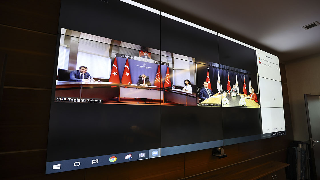 Siyasi partiler uzaktan bayramlaştı