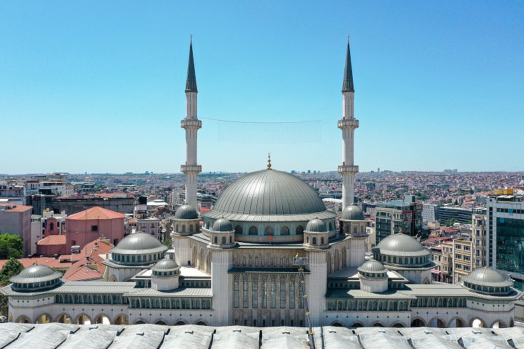 Taksim Camii ibadete açıldı Taksim Camii ibadete açıldı