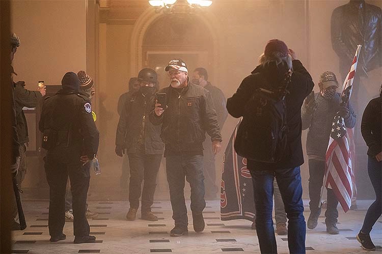 ABD'de ortalık karıştı! Trump destekçileri Kongre'yi bastı