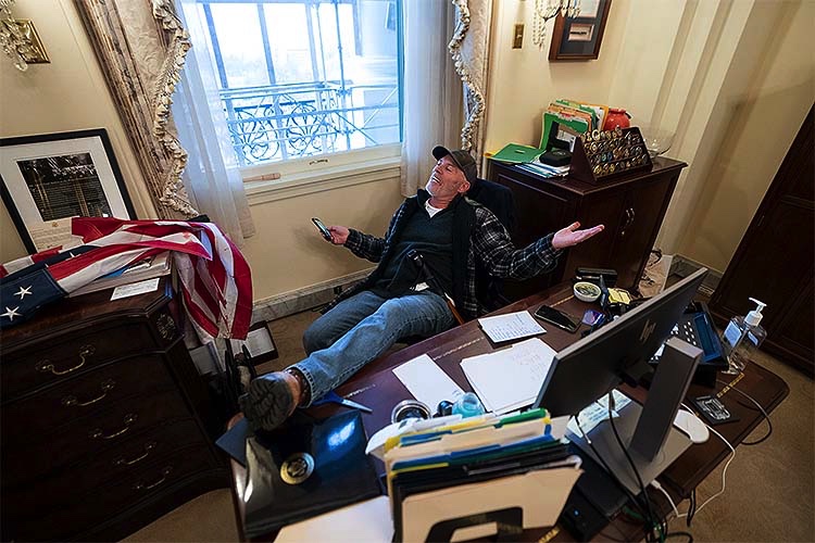 ABD'de ortalık karıştı! Trump destekçileri Kongre'yi bastı