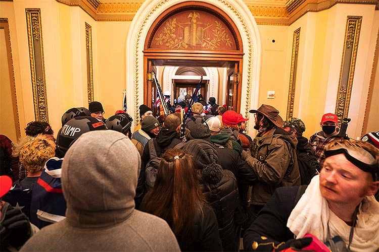 ABD'de ortalık karıştı! Trump destekçileri Kongre'yi bastı