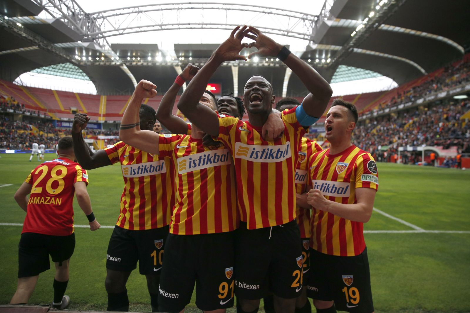 Kayserispor - Beşiktaş 2-3 (ÖZET) Kartal derbi öncesi moral depoladı