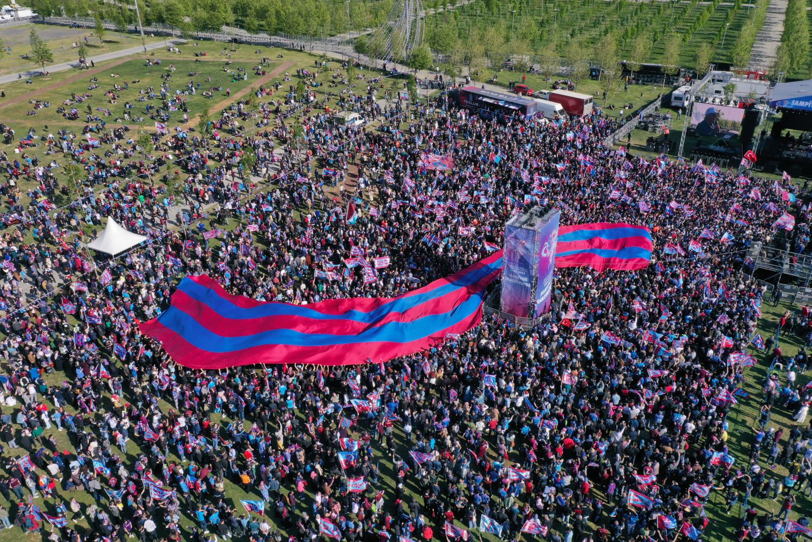 Trabzonspor'dan Yenikapı'da tekno parti! İlki çok beğenilince ikincisi geldi...