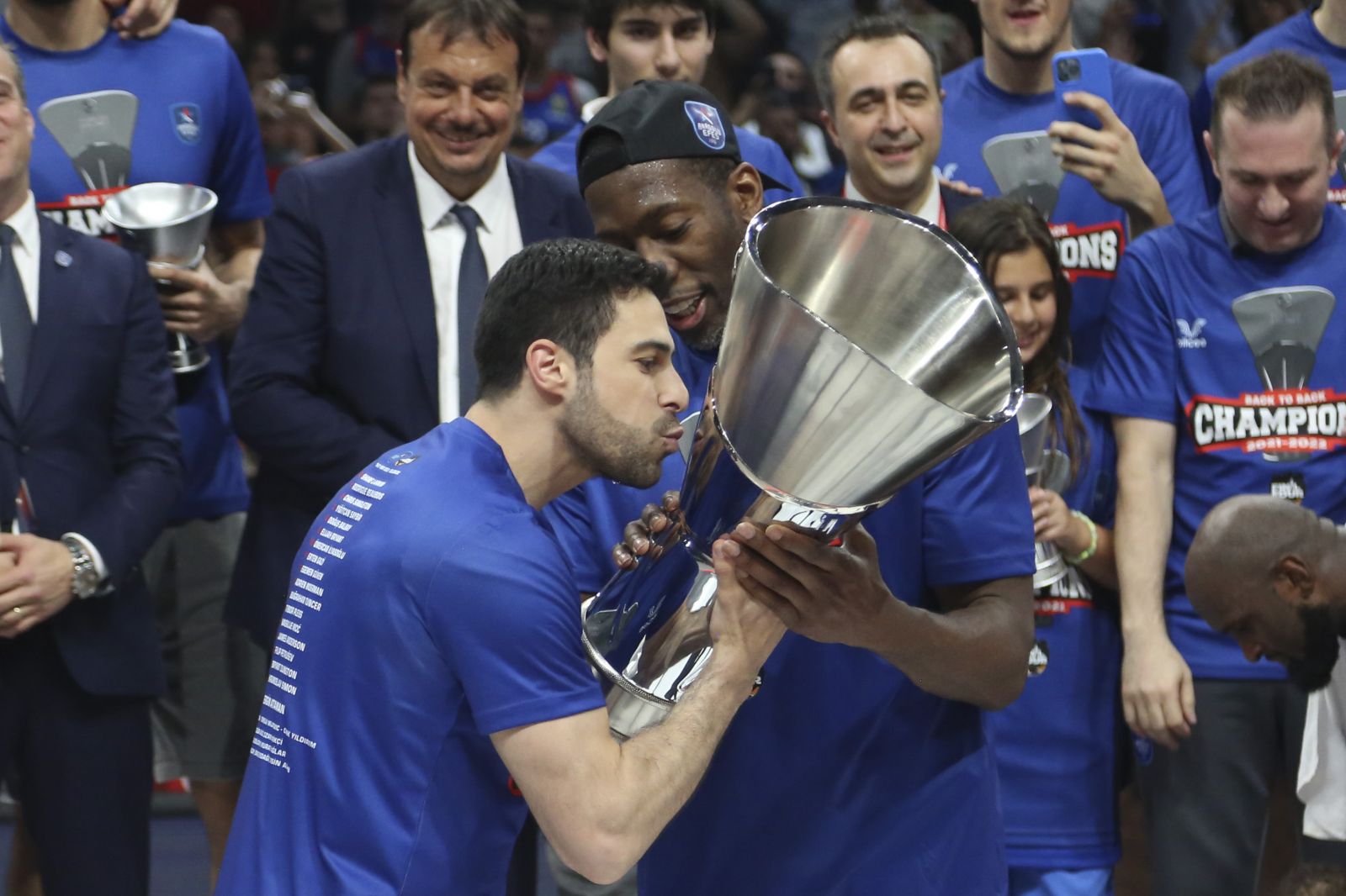 Bryant Dunston Anadolu Efes'e üst üste iki Euroleague zaferiyle veda etti Bryant Dunston Anadolu Efes'e üst üste iki Euroleague zaferiyle veda etti