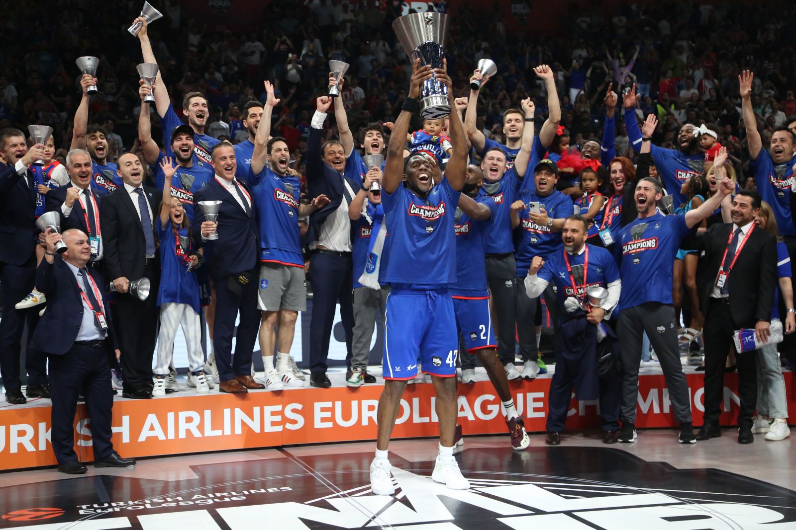 Bryant Dunston Anadolu Efes'e üst üste iki Euroleague zaferiyle veda etti Bryant Dunston Anadolu Efes'e üst üste iki Euroleague zaferiyle veda etti