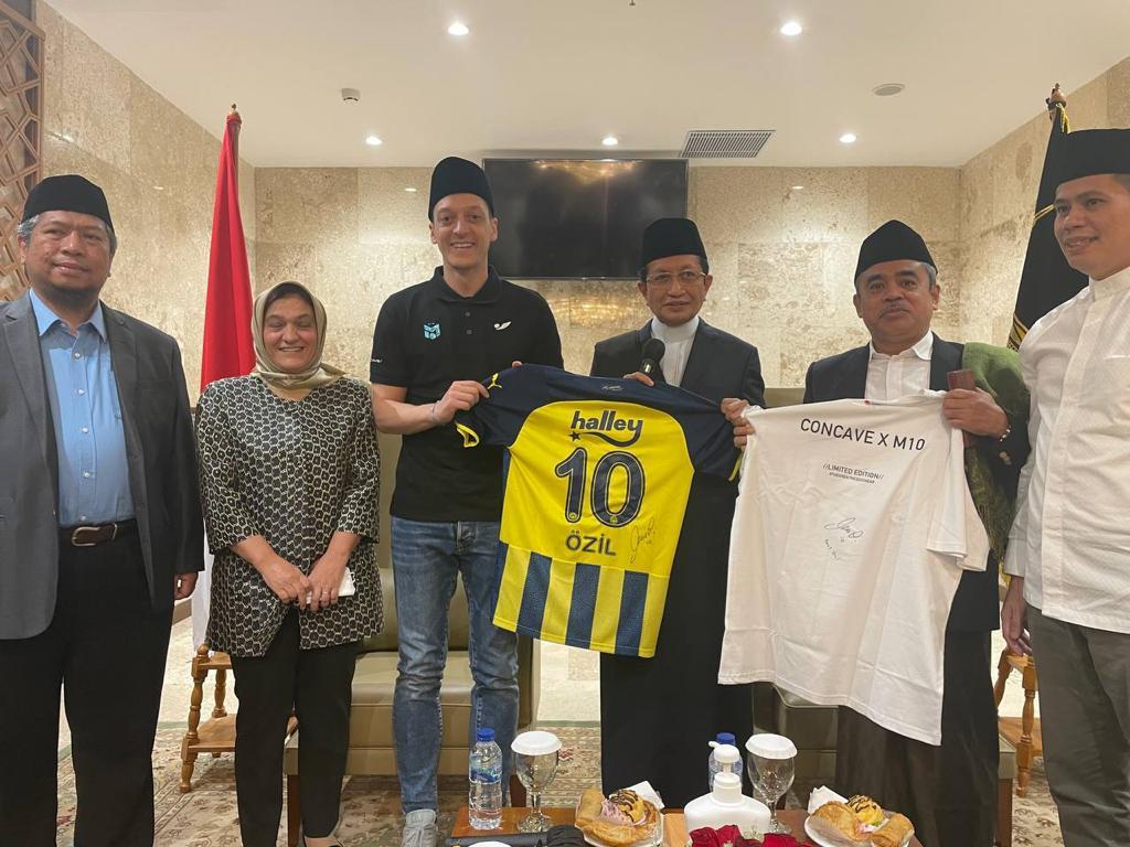 Mesut Özil, Endonezya’nın başkenti Cakarta’nın sembollerinden İstiklal Camisi’ni ziyaret etti Mesut Özil, Endonezya’nın başkenti Cakarta’nın sembollerinden İstiklal Camisi’ni ziyaret etti