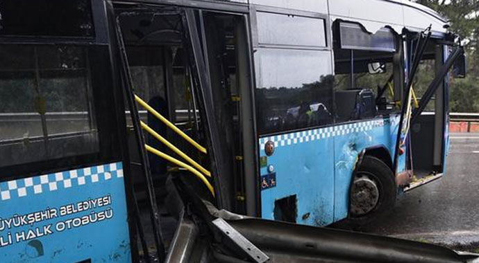 4 yolcunun yaralandığı otobüs kazası kamerada