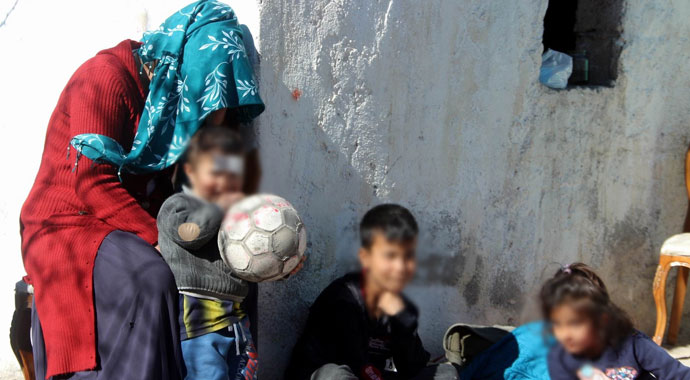 Evleri yanan aile kömürlükte yatıyor